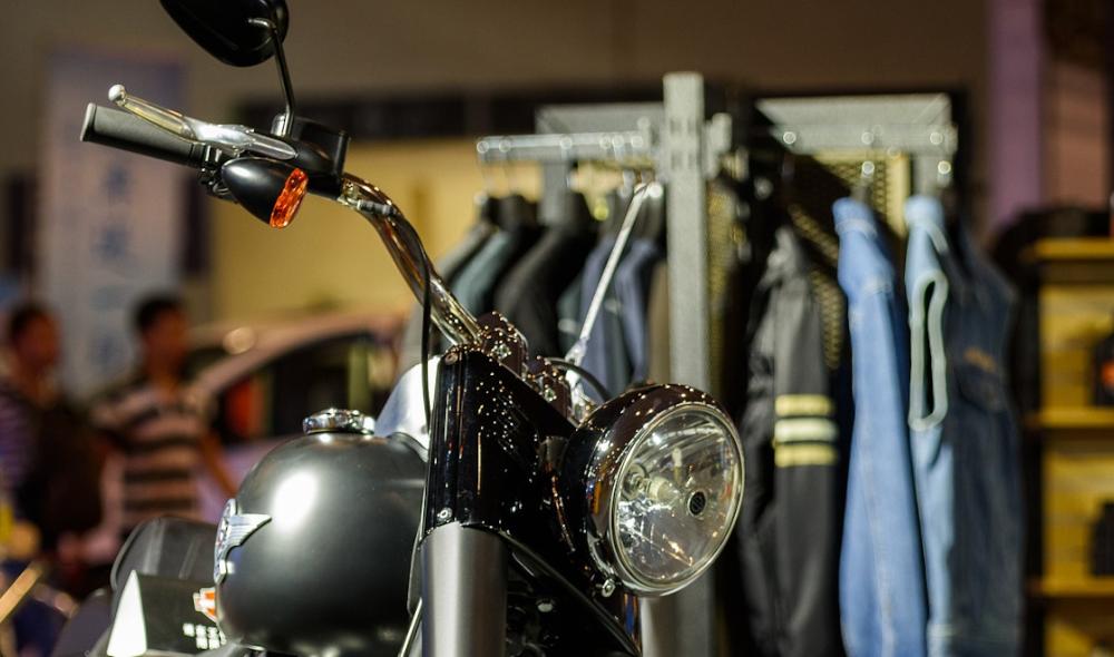 moto dans un garage