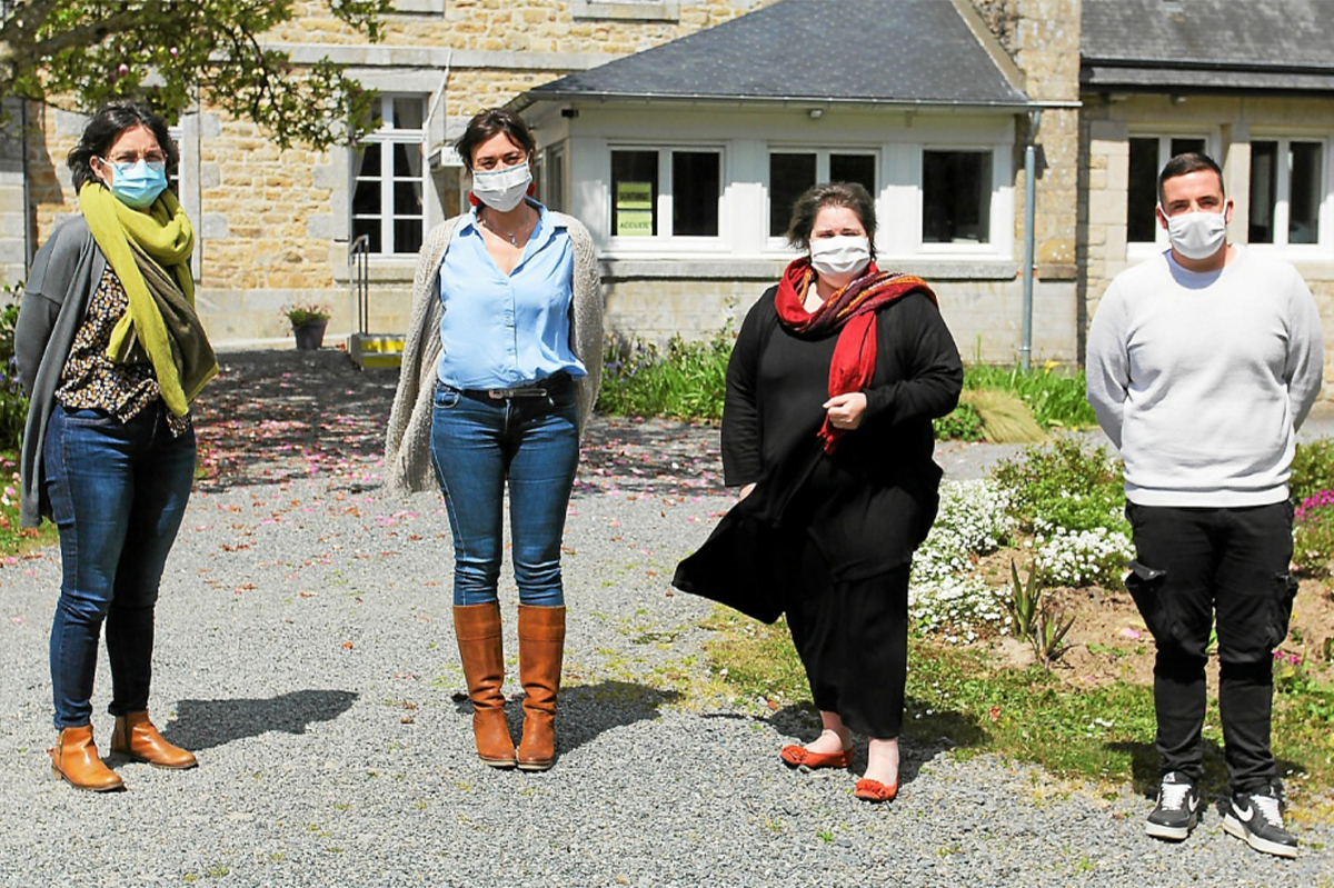 © Le Télégramme - Marie-Claude Magoarou, directrice adjointe, Catherine Le Potier, directrice et Kevin Evenou, éducateur de la vie scolaire ont accueilli Géraldine Rodeiron (deuxième à gauche).