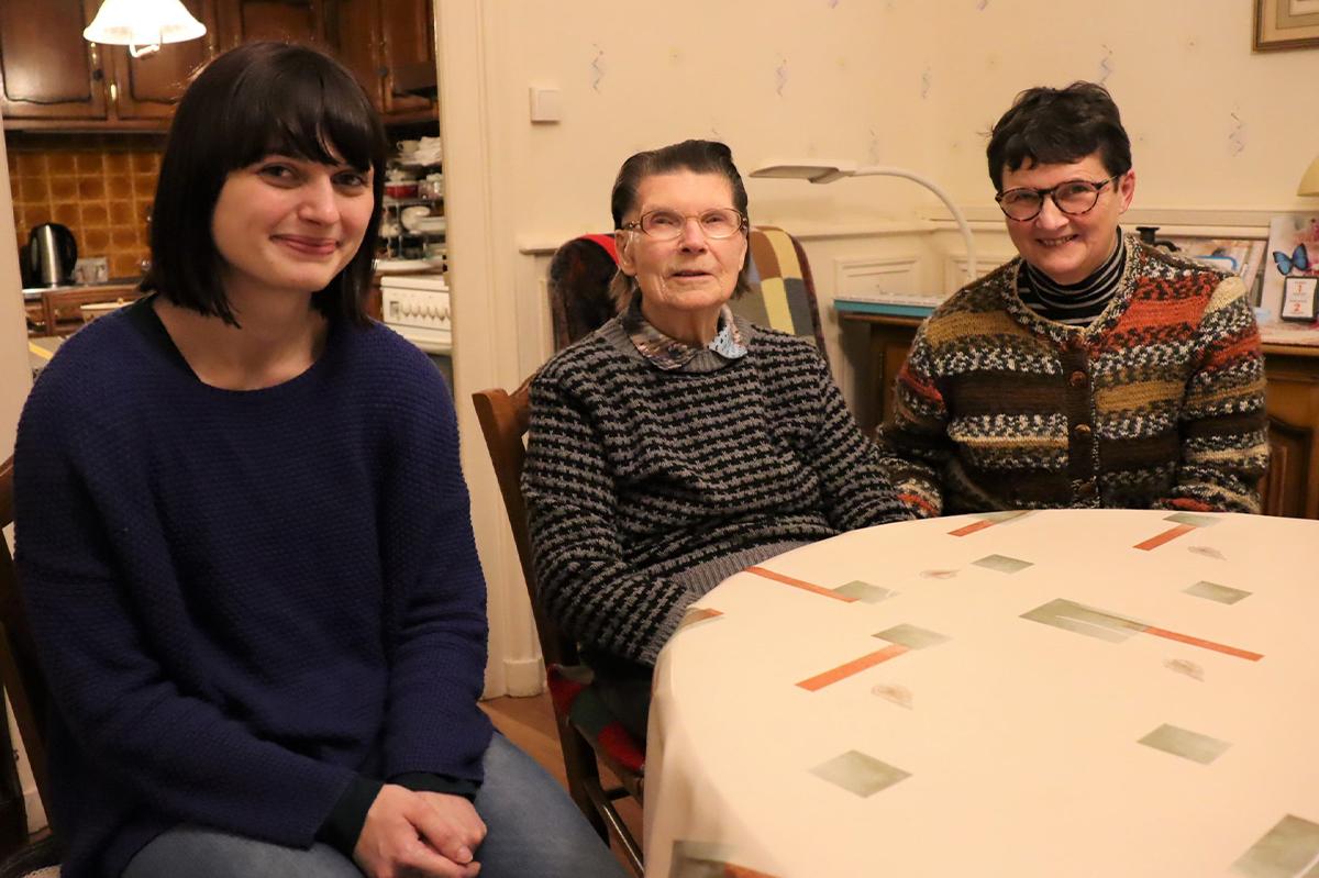 À Guingamp, Axelle, 26 ans, vit en colocation avec Jeanne, 94 ans