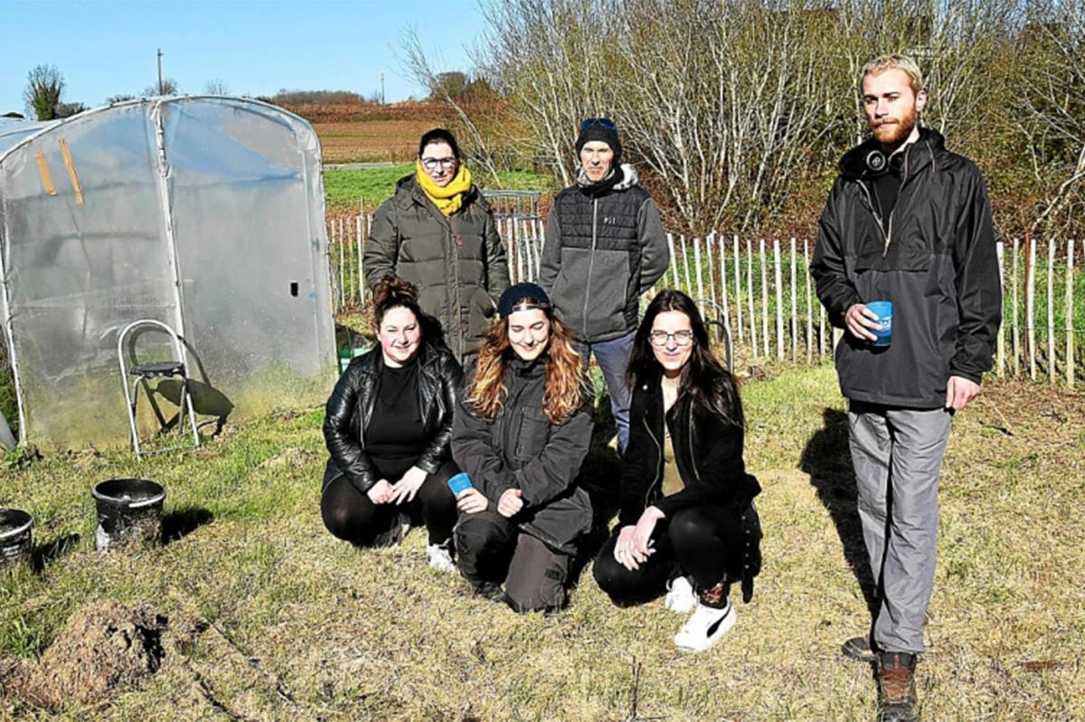 À Saint-Brieuc, quatre jeunes veulent relancer le jardin partagé de La Hunaudaye