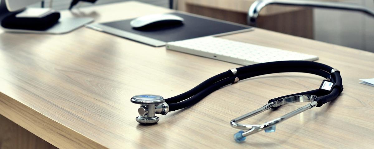 Bureau avec un stéthoscope