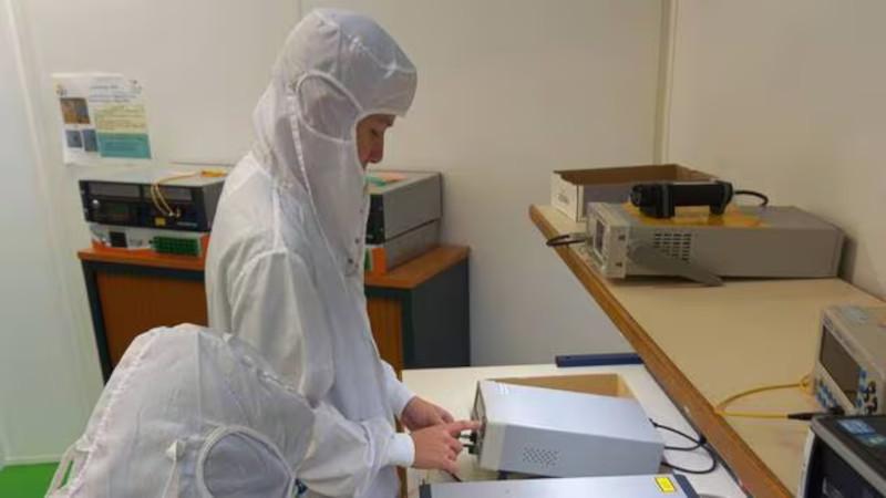 Les élèves du bac pro optique et photonique en pleins travaux pratiques.