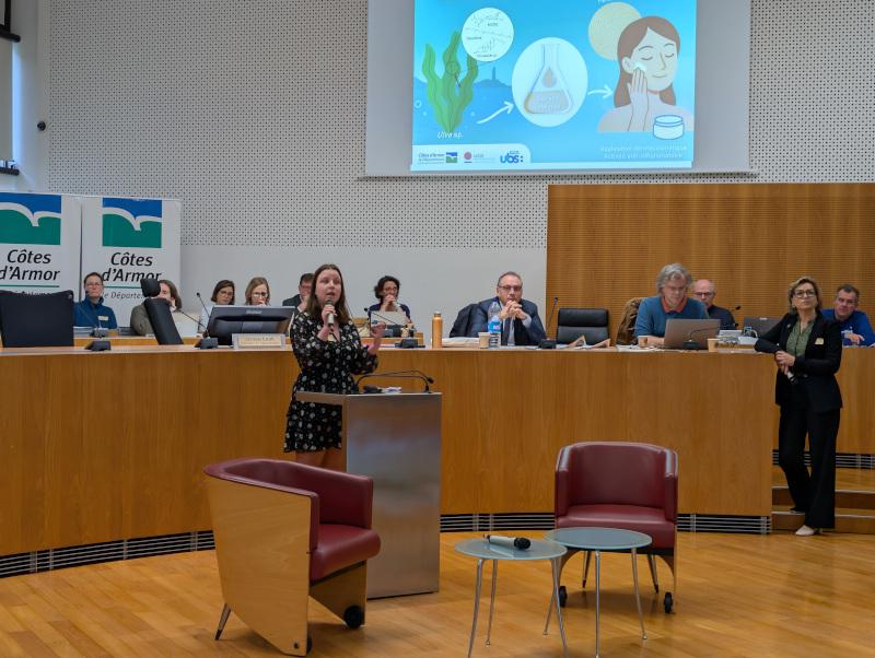 Doctorante faisant le pitch en 180 secondes de sa thèse