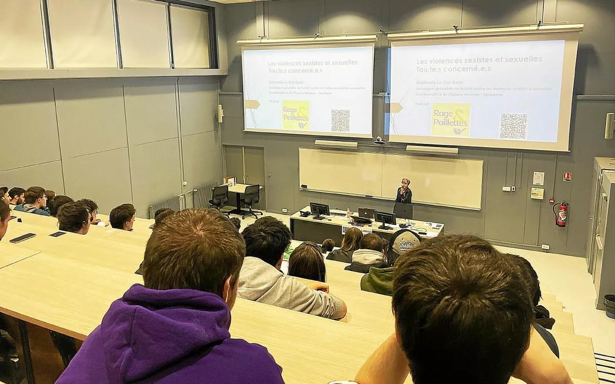 Amphithéâtre avec des étudiants