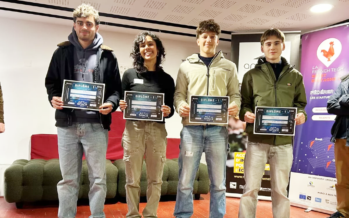 Les quatre étudiants lauréats du concours, une fille et trois garçons