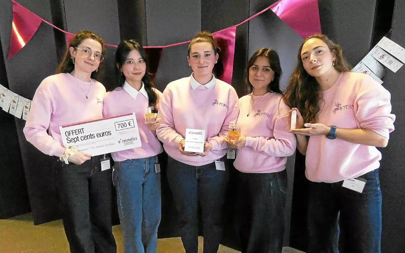 Les cinq filles lauréates avec leur prix dans les mains